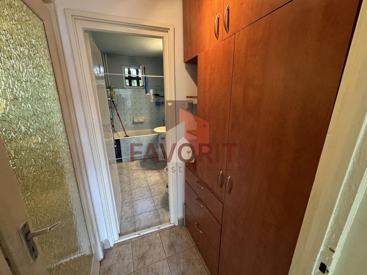 Etaj 2. Centrala proprie. La 400 m de Opera. Disponibil imediat.