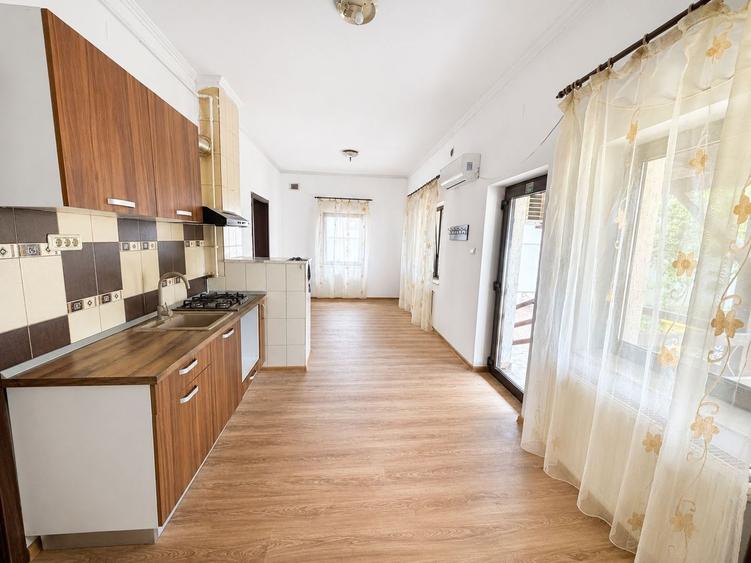 Casă 3 camere cu curte de inchiriat-Zona Pârneava