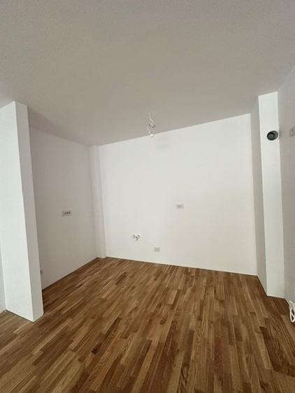 PROPIETAR apartament spatios 2 camere cu vedere deschisa catre piscina si Padure