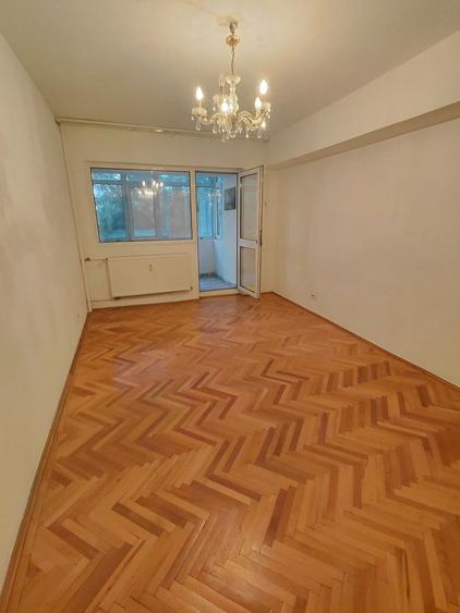 Piata Victoriei(Titulescu),3 camere,nemobilat,80 mp, etaj 3