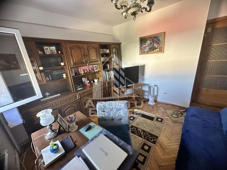 Apartament de vanzare cu 3 camere, 2 bai, 76mp, zona Spitalul Judetean