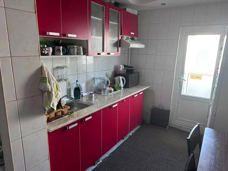 Apartament 3 camere decomandat-Baza 3-etaj intermediar
