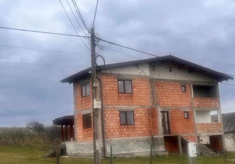 Casǎ spațioasă de vânzare  demisol, parter , etaj