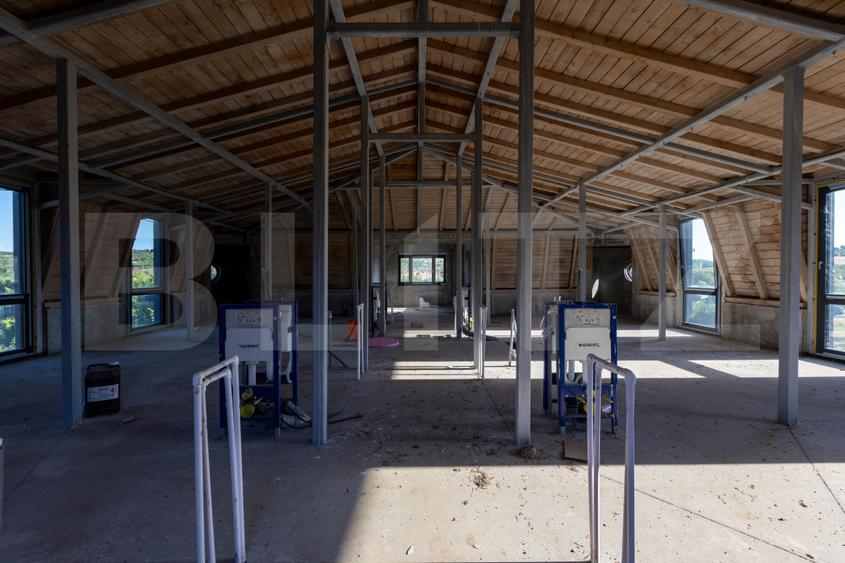 Pensiune 11 camere, cramă, terasă închisă, teren 15.073mp, zona Leamna