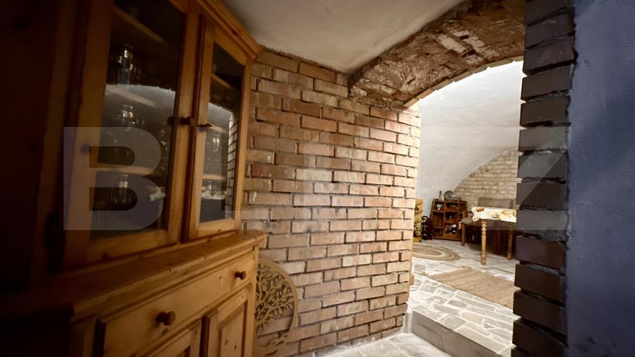Apartament cu 3 camere și 2 băi, curte comuna, centrală pe gaz, ultracentral