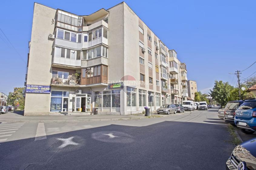 Apartament 3 camere, două băi de vânzare - Str Poetului - 15