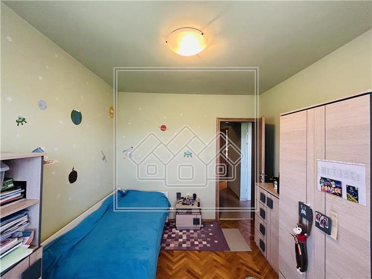 Apartament decomandat, 3 camere, 2 bai, 2 balcoane - Strand