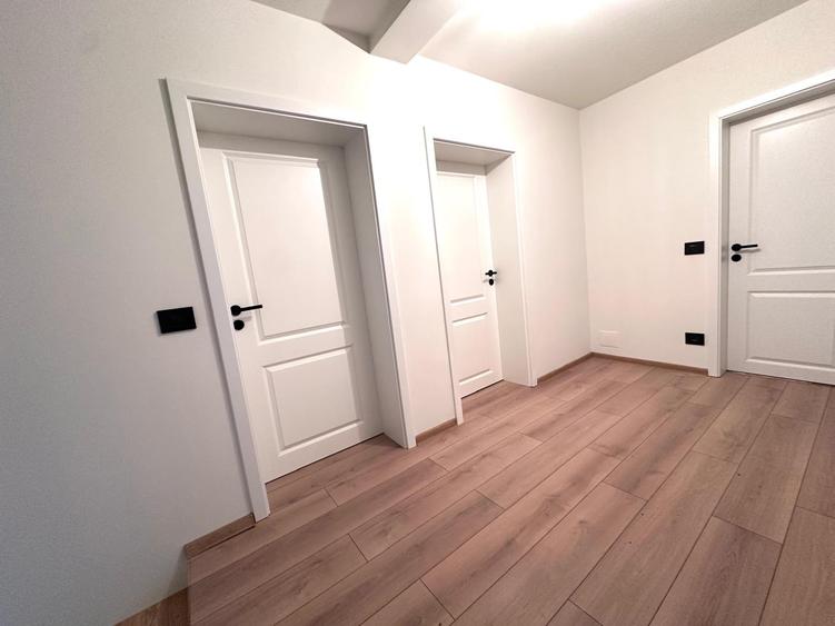 Duplex despartit prin camera tehnica- 5 dormitoare si 3 bai - Mosnita Noua