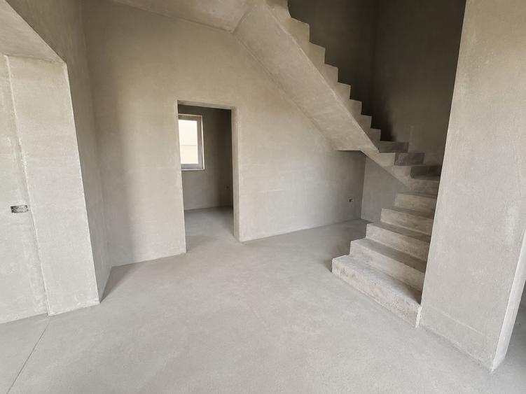 Duplex cu 4 camere, 125 mp utili, 350 mp teren, zona Schit