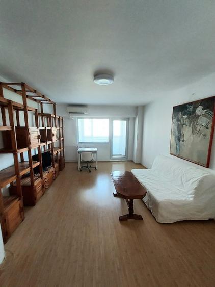Garsoniera, zona Nerva Traian, 2000 RON sau 375 euro