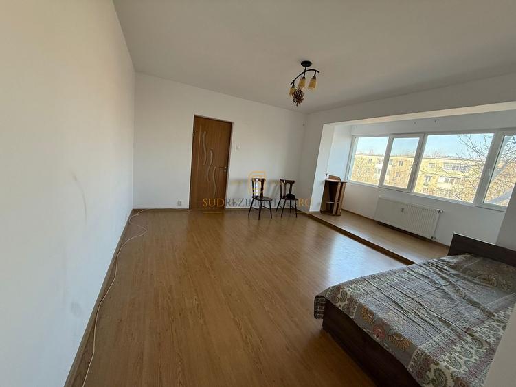 Apartament 3 camere semidecomandat, 2 balcoane, Bld Alexandru Obregia