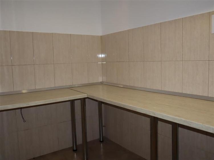 Spatiu comercial, parter, 16 metri vitrina