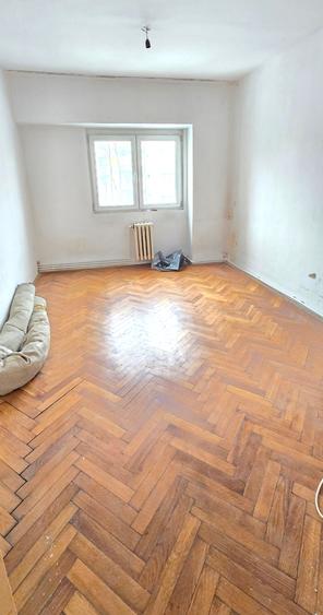 Apartament 3 camere decomandat, 2 bai, balcon inchis, centrala, etaj 1