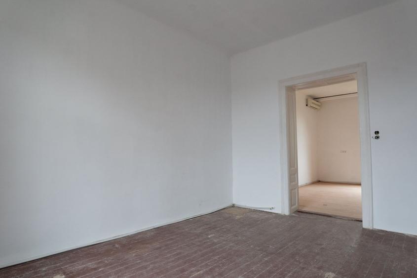 De vanzare Cladire bloc Istoric Central Arad D+P+E+M curte proprie