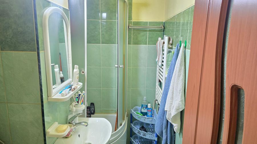 Vand apartament 3 camere semidecomandat in Deva, zona Micro 15, etaj 1, izolat