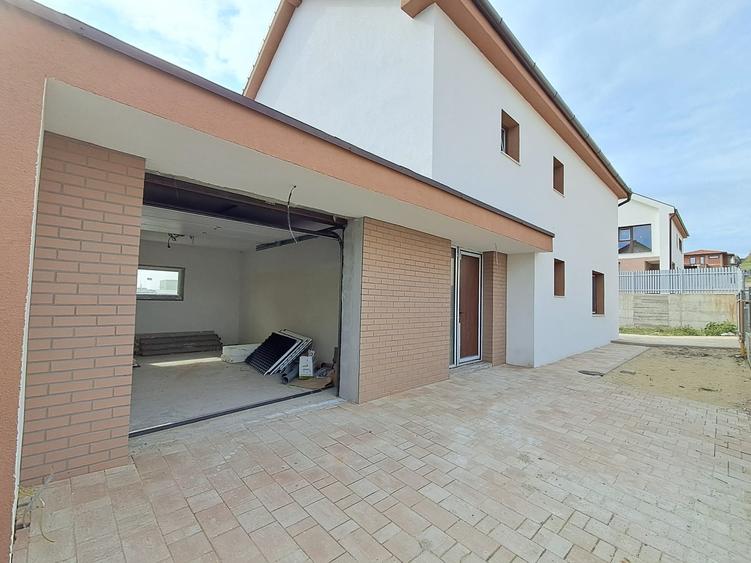 Casa cuplata prin garaj 23 mp, sup.totala 147 mp,teren 400 mp Chinteni