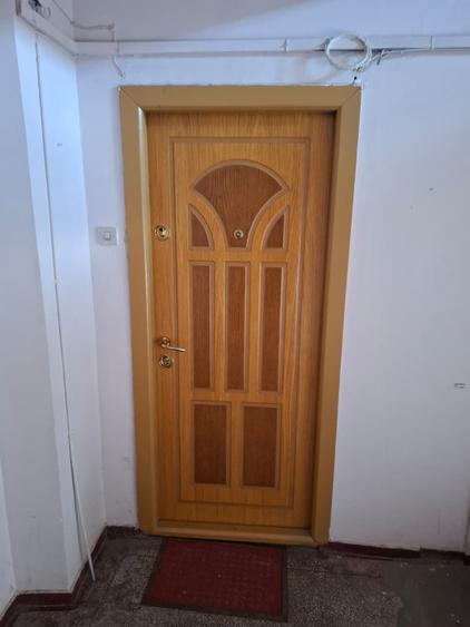 Inchiriez apartament 3 camere , 2 bai zona centrala
