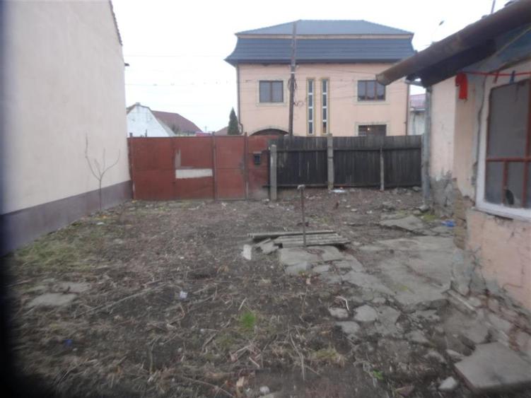 Loc de casa zona Parneava - Intim