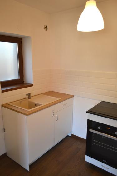 Vand casa cu etaj,3 cam,in zona Mureseni.