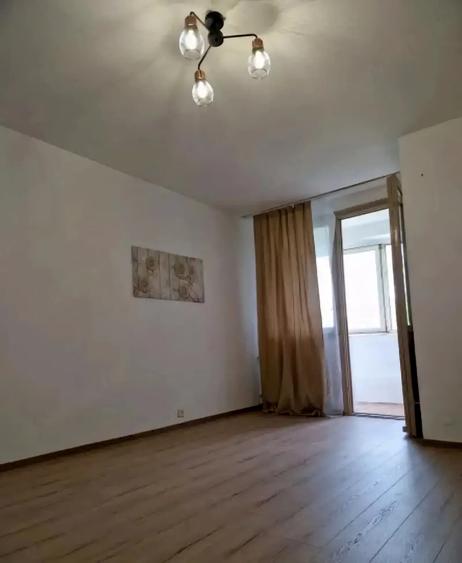 Garsoniera Metrou Titan, suprf. 30 mp, bloc reabilitat