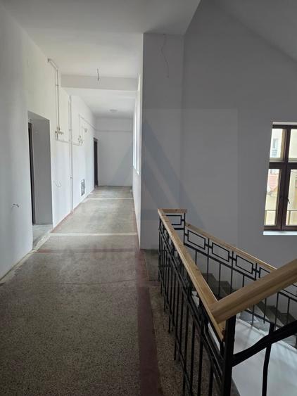 Garsonieră renovata 35 mp etaj 1 dispune de pivnita in zona Centrala