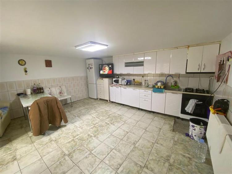 Iaz, Casa la Curete, 9 Camere, Teren 2892 Mp