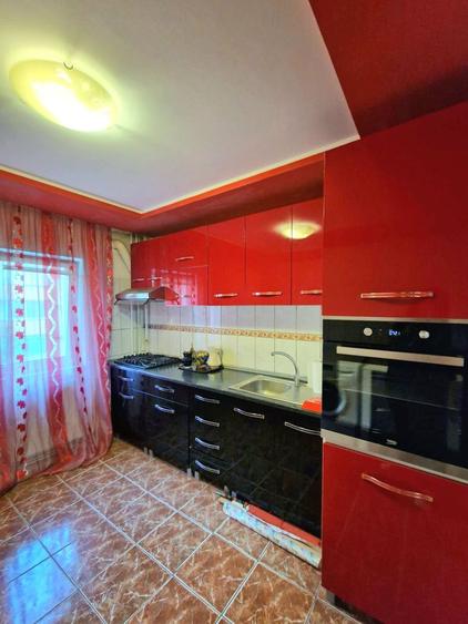 Apartament 3 camere, 2 băi, decomandat, etaj 2