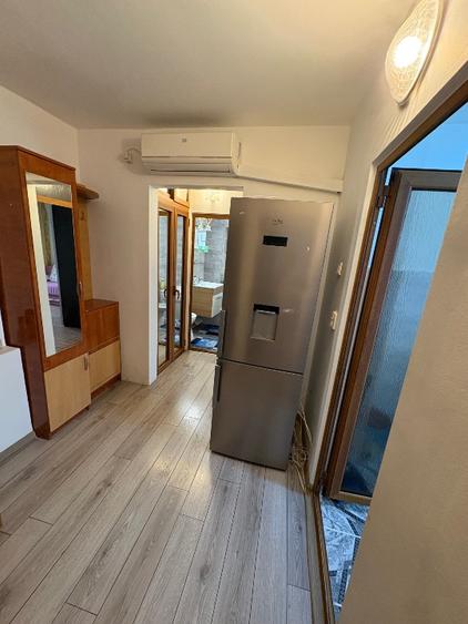 Vând apartament decomandat complet mobilat și utilat cu loc de parcare inclus
