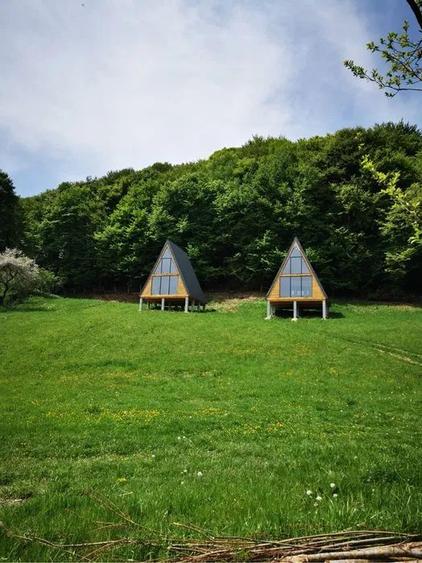 Teren cu cabane A-Frame și priveliște către Munții Făgăraș