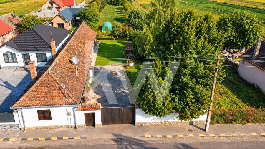 Casă renovată cu teren de 2.440 mp și două fronturi stradale – Crizbav, Brașov