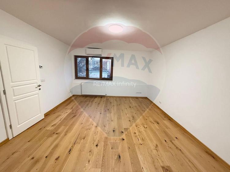 Apartament 4 camere, pe 2 niveluri si curte comuna în Centru - 15