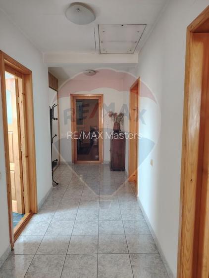 Casă / Vilă cu 8 camere de vânzare în zona Central - 24