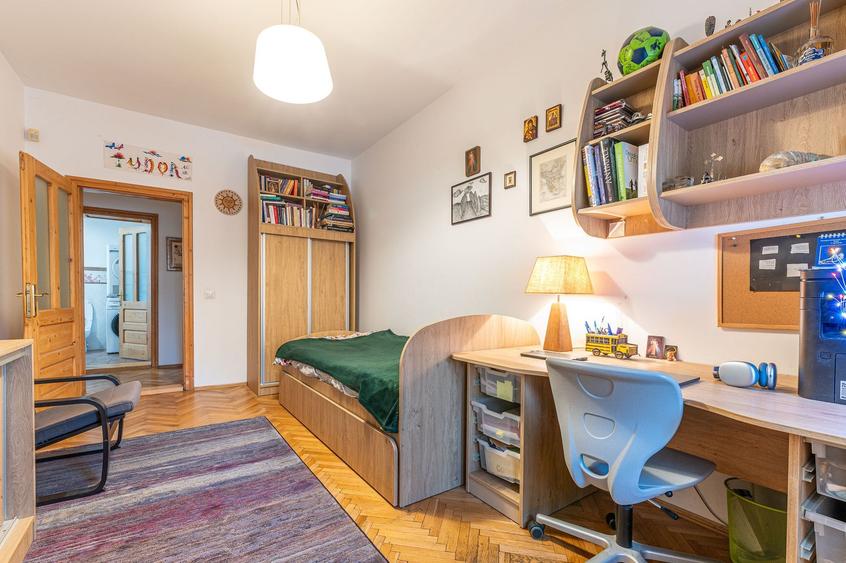Vilă 4 familii | Apartament + mansardă | Curte 98 mp