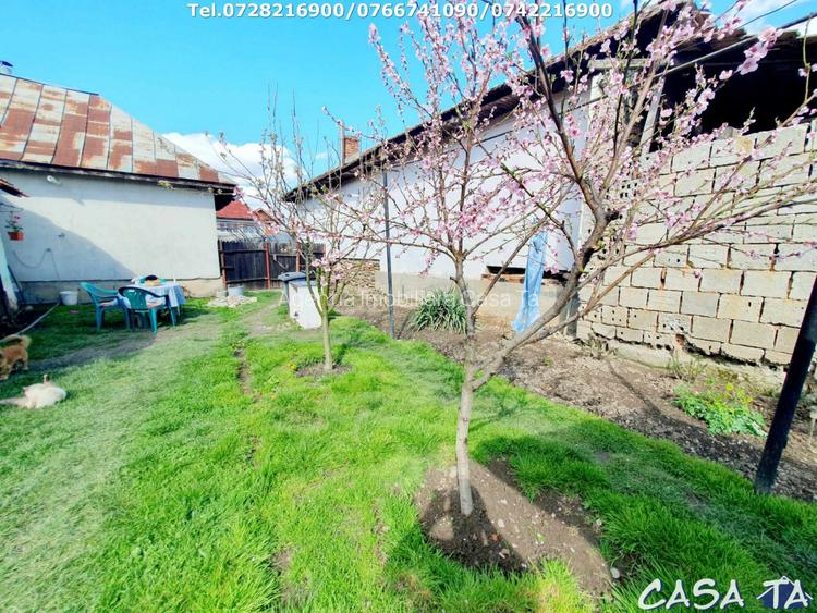 Casa+Teren aferent si Anexe, Str. Petresti - 13