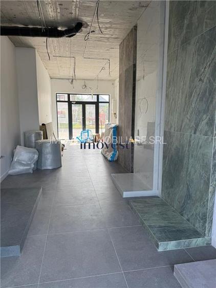 Spatiu comercial cu 3 locuri de parcare in complexul Smarald - 3