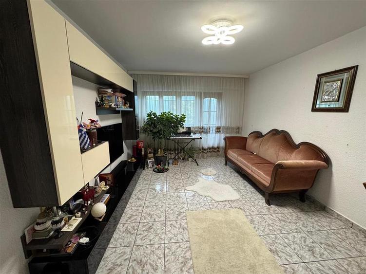 3 camere, etaj 3 cu acoperis, 2 balcoane , 2 bai, zona centrala