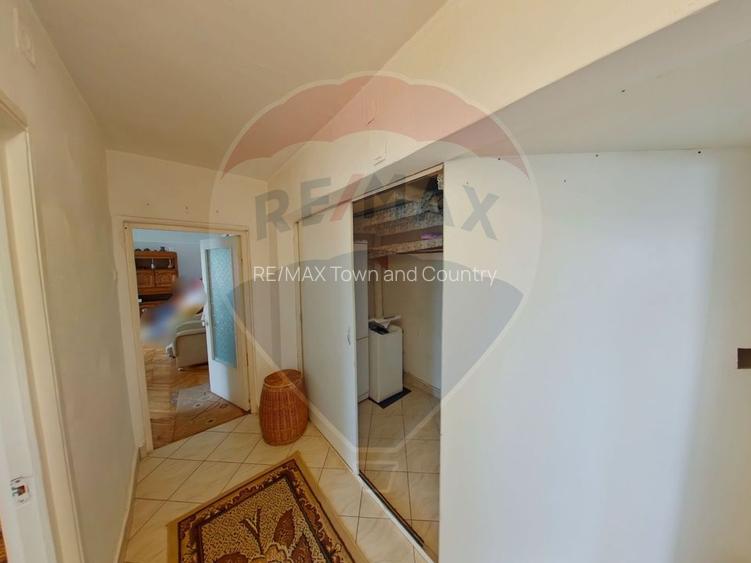 Apartament cu 3 camere de vânzare Str. 1 Mai - 10