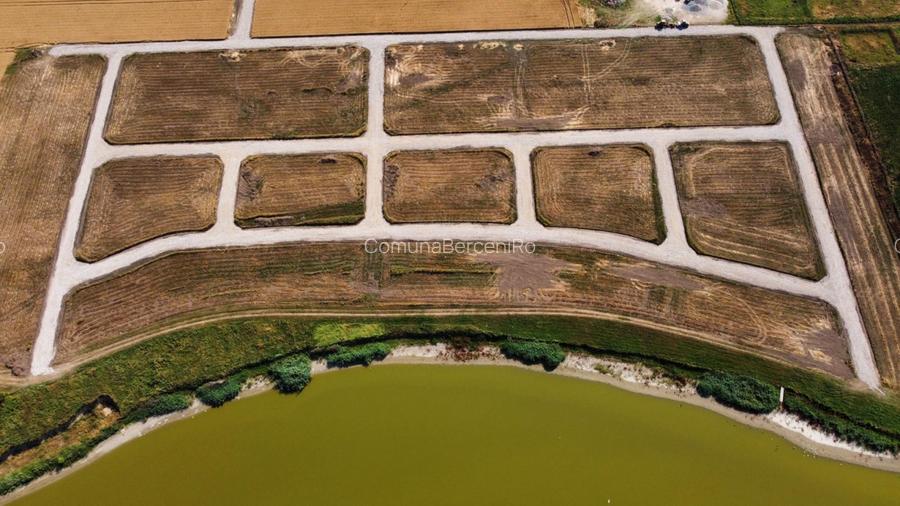 Intravilan In Rate in Frumusani-Pasarea | utilitati gaz, curent | #RG1 - 2