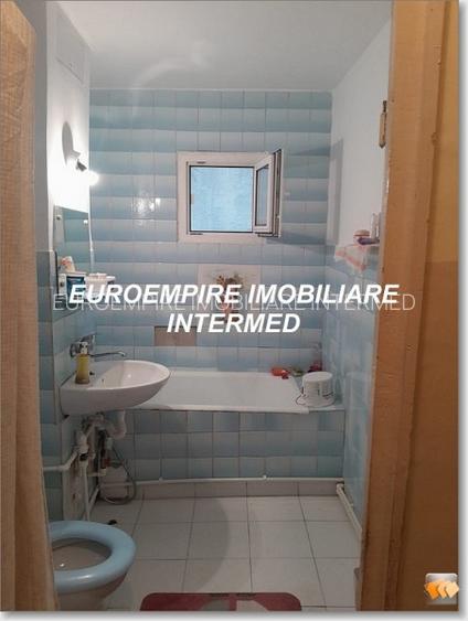 Apartament 2 camere de vanzare zona Poarta 6 - 3
