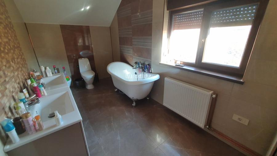 Vila generoasa in zona foarte linistita - 14