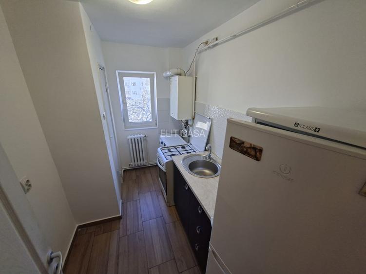 Apartament 2 camere, etajul 2/4, zona Baza 3 - 8