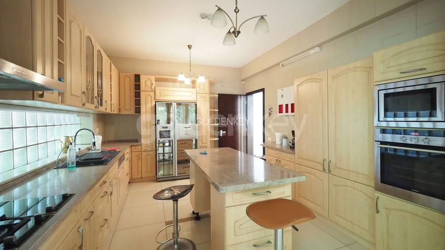 Vila spatioasa, partial mobilata cu acces facil - 7