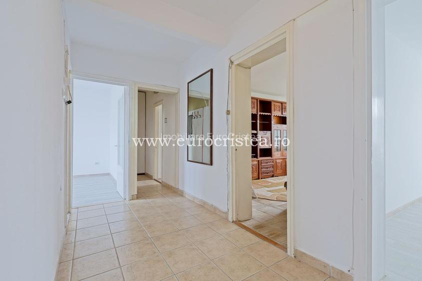 Apartament cu 4 camere de vânzare în Centru Vechi, Mangalia - 300m de plajă - 10