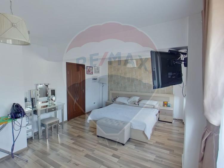Apartament cu 4 camere de vânzare, Piața 1 Decembrie 1918