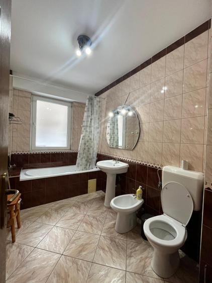 Apartament 3 camere, parter, 80 mp, zona Radauti