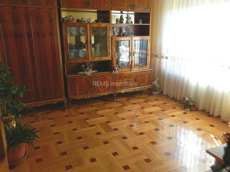 Casa de vanzare, 6 camere, teren 900 mp, Europa - 4