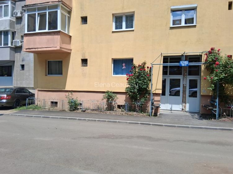 Proprietar,vând apartament cu 3 camere  - 2