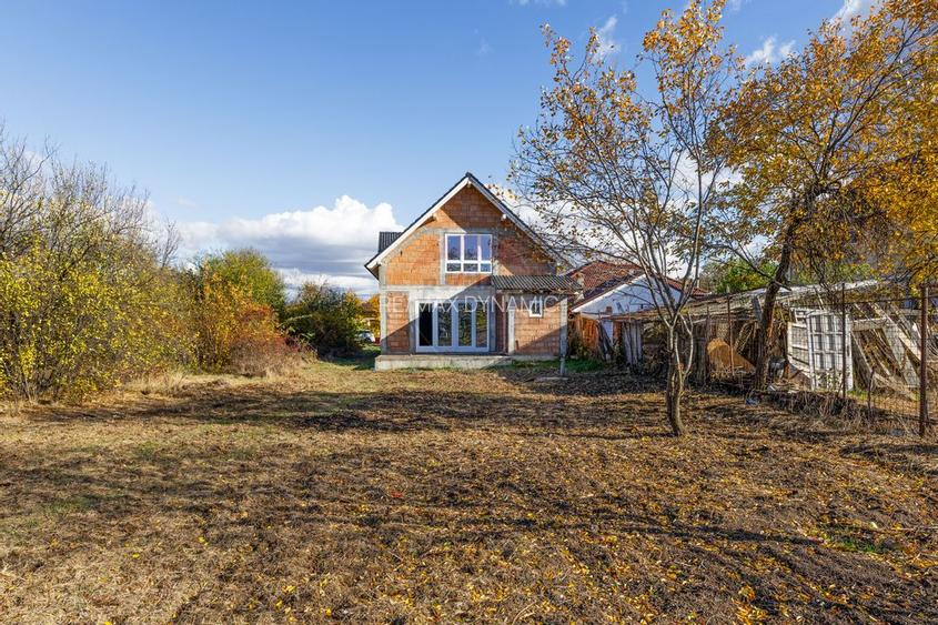 Casă la roșu cu teren generos, 500 mp, situată pe strada Ostașului - 11