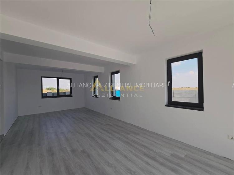 Vila individuala- 4 camere- panouri solare- 800m de STV - 2