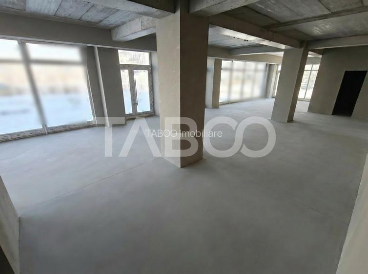 Spatiu Comercial de inchiriat cu 8 locuri de parcare - Vitrina 13 m - 7